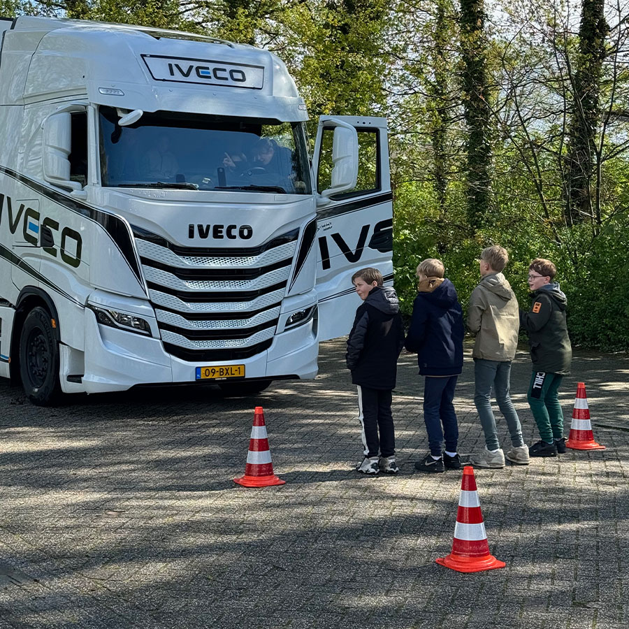 Veilig op Weg! Blijf uit de dode hoek