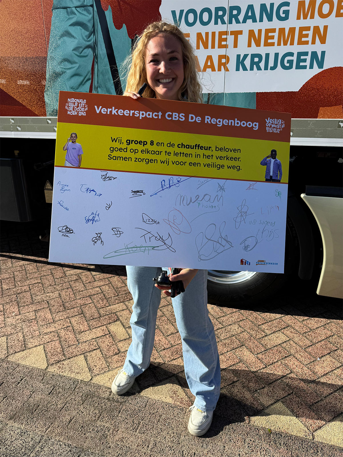 Het ondertekende verkeerspact van CBS De Regenboog tijdens de Nationale Blijf uit de Dode Hoek Dag 2025