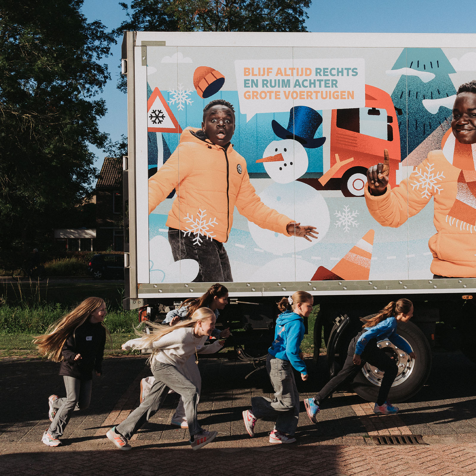 Leerlingen oefenen afstand houden rond de vrachtwagen tijdens de Nationale Blijf uit de Dode Hoek Dag 2025